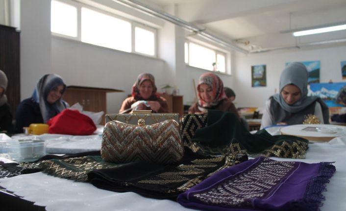 Hünerli kadınlar hem üretiyor hem de ev ekonomisine katkı sağlıyorlar