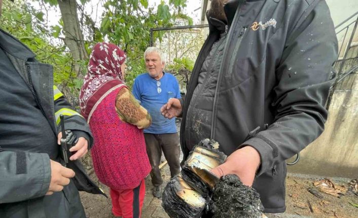 İki katlı binanın çatısı alev alev yandı: 30 bin TL’lik birikimi kül oldu