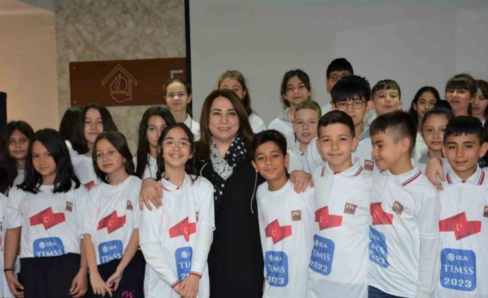 İl Milli Eğitim Müdürü Pervin Töre, TIMSS 2023 uygulamasında Eskişehir’i ve Türkiye’yi temsil edecek öğrenciler ile bir araya geldi