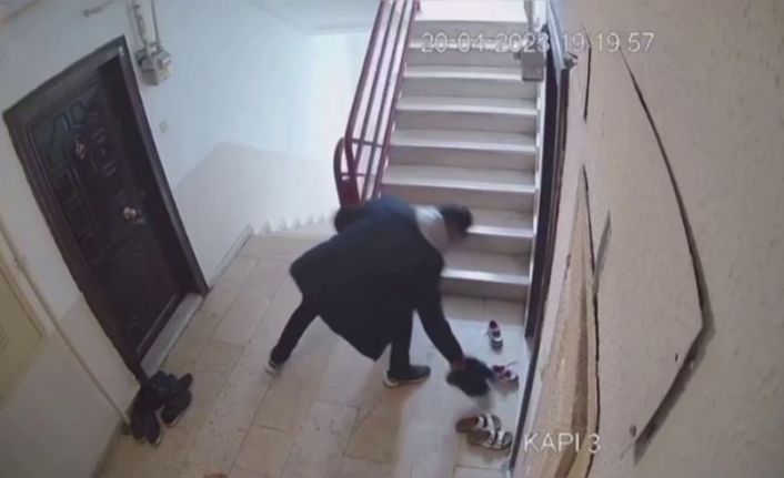 İstanbul’da bayram arifesinde hırsızlık kamerada: Askıdaki çamaşırları ve kapıdaki ayakkabıları çaldılar