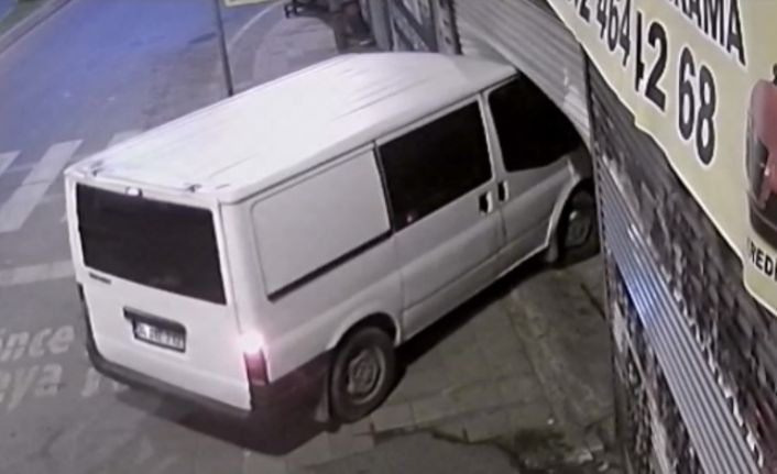 İstanbul’da film gibi soygun kamerada: Hurdacıyı kepengini minibüsle kırıp soydular