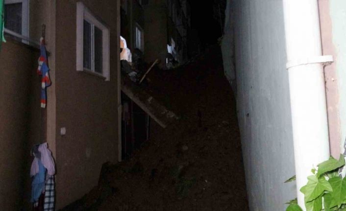 İstinat duvarı apartmanın üzerine çöktü: 32 daire tahliye edildi