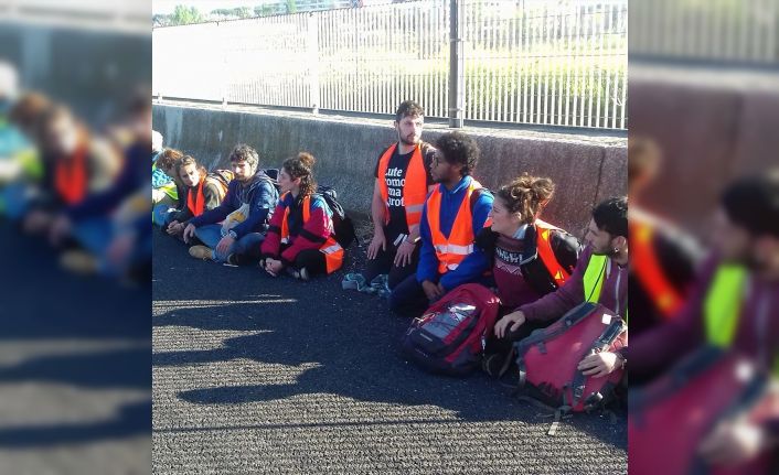 İtalya’da iklim aktivistleri yolu kapattı, uzun araç kuyrukları oluştu