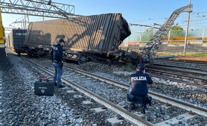 İtalya’da yük treni raydan çıktı