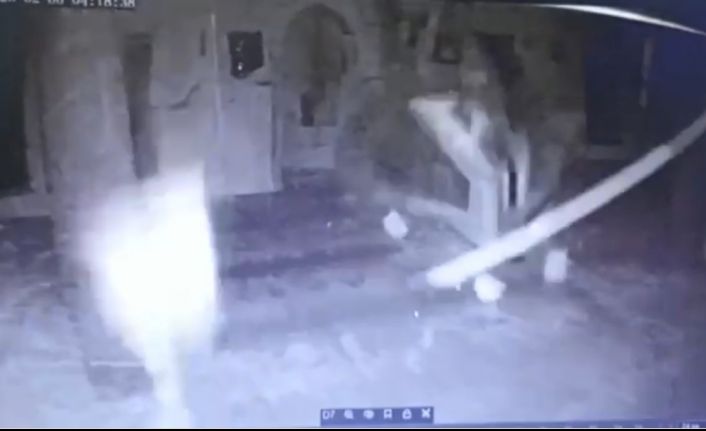 Kahramanmaraş depreminde 600 yıllık tarihi caminin yıkıldığı anlar kamerada