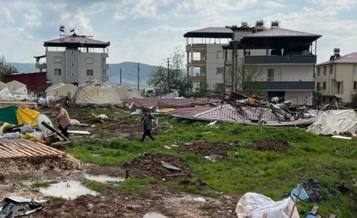 Kahramanmaraş Pazarcık’ta fırtına çatıları uçurdu: 4 yaralı