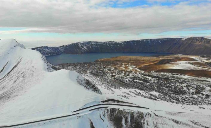 Kar kalınlığının 5 metreyi bulduğu Nemrut Krater Gölü yolu ulaşıma açıldı