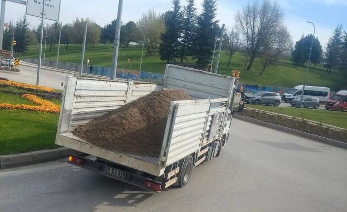 Kasa arka kapağı açık kamyon yükünü döke döke yoluna devam etti