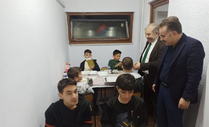 Kaymakam Odabaş, Ağa Cami Yatılı Hafızlık Kuran Kursu öğrencileriyle iftarda buluştu