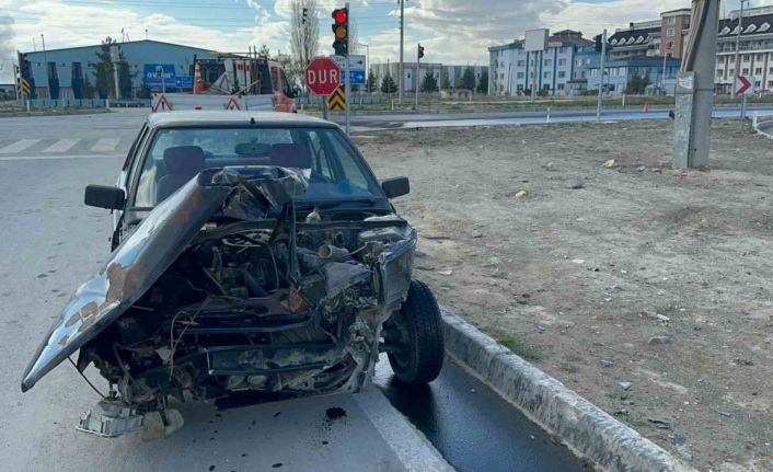 Kazada hurdaya dönen otomobilde şans eseri ölen ya da yaralanan olmadı