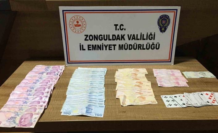 Kıraathanede kumar oynarken yakalandılar