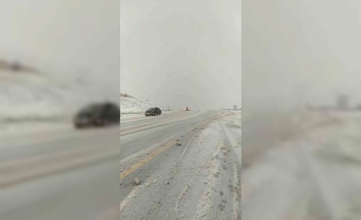 Kızıldağ geçidinde kar yağışı etkili oluyor