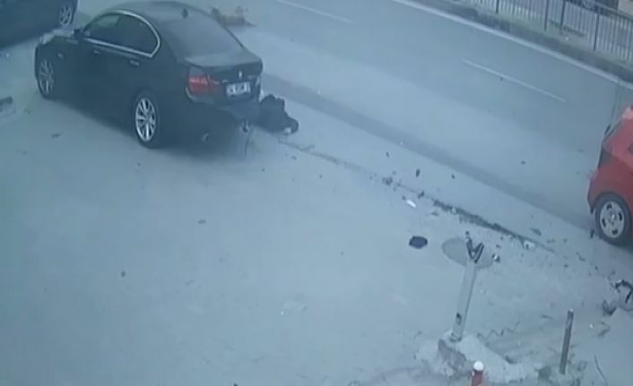 Köpeğe çarpmamak için manevra yaptı, işe gitmek için bekleyen vatandaşlara çarptı: 1 ölü, 2 yaralı