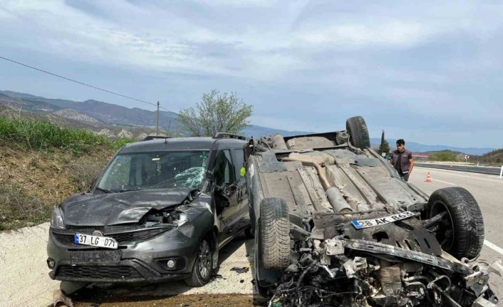 Köpeğe çarpmamak için sürücüsünün manevra yaptığı otomobil takla attı: 1 yaralı