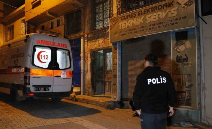 Kötü kokular gelen eve giren polis bir kişiyi ölü olarak buldu