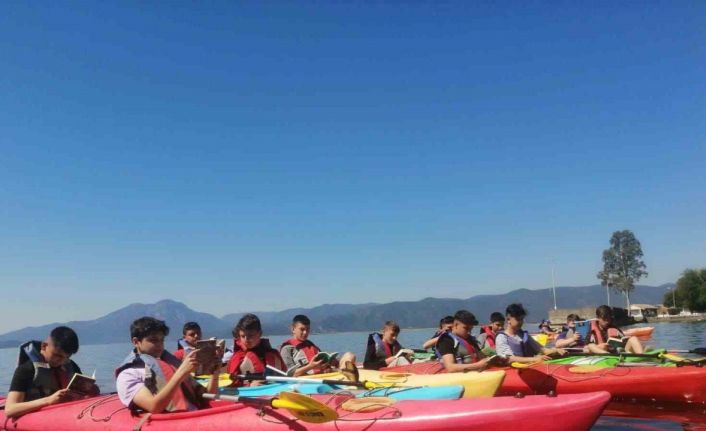 Köyceğizli öğrenciler kürek çekerken kitap okudular