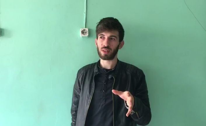 Köye giderken yol ortasında ayıyı cep telefonu ile görüntüledi