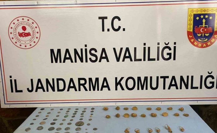 Kula’da tarihi eser operasyonu: Onlarca sikke ve yüzük ele geçirildi