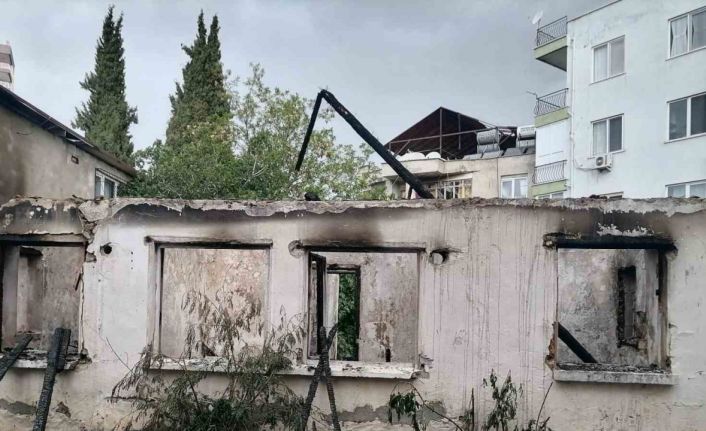 Kullanılmayan müstakil ev, alev alev yandı