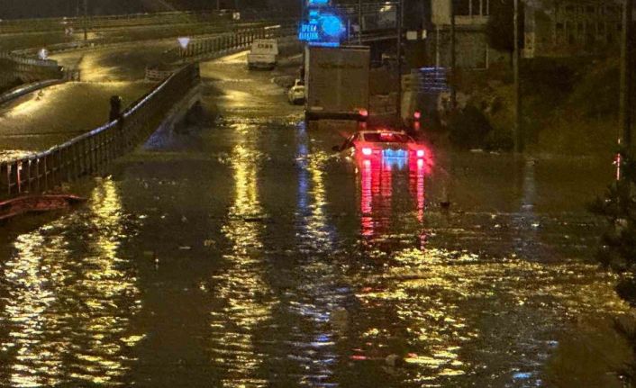 Kuşadası’nda sağanak yağış: Yollar göle döndü, sürücüler zor anlar yaşadı