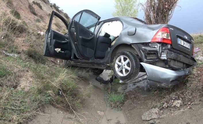 Kuvvetli sağanak kaza getirdi, otomobil takla attı: 3 kişi yaralandı