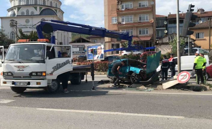 Lastiği kopan otomobil trafik lambaları direğine çarptı: 2’si çocuk 4 yaralı