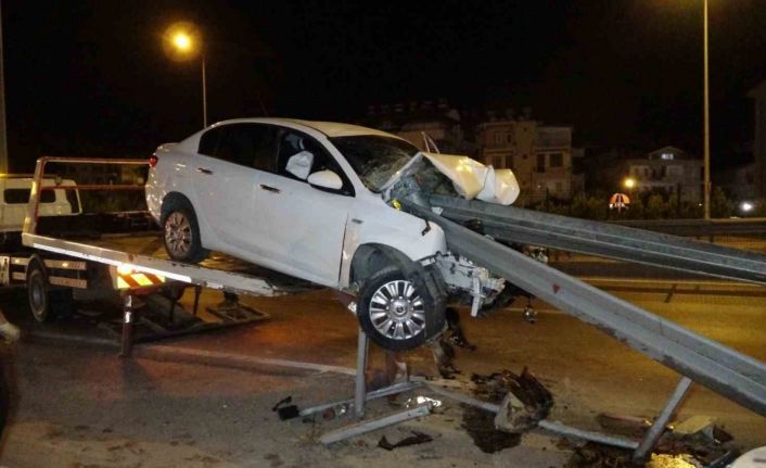 Manavgat’ta alkollü sürücünün kullandığı otomobil bariyere ok gibi saplandı: 1 yaralı