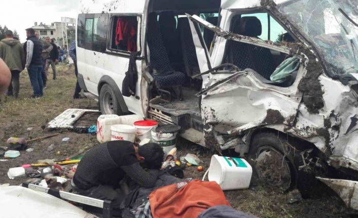 Mersin’de minibüs ile hafif ticari araç çarpıştı: 1 ölü, 9 yaralı