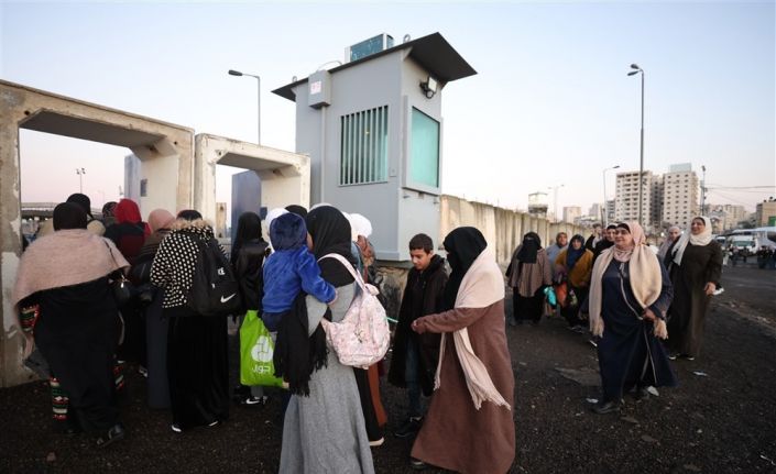 Mescid-i Aksa’da Ramazan’ın son cuma namazı 250 bin kişiyle kılındı