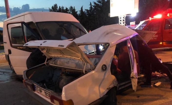 Minibüsün çarptığı otomobil ortadan ikiye bölündü: 1 ölü, 3 yaralı