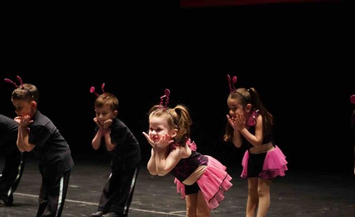 Minik öğrencilerin gösterisi yoğun ilgi gördü