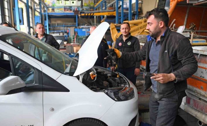 Motora sıkışan kedi için seferberlik