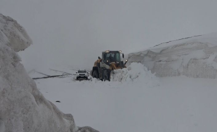 Nisan ayının son gününde kar geri döndü, ekipler 1 metreyi aşan karla mücadele etti