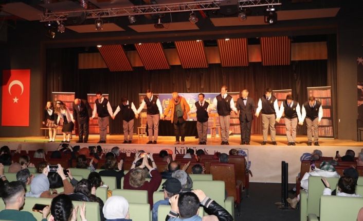 Ölü Ozanlar Derneği tiyatro oyunu beğeniyle izlenildi