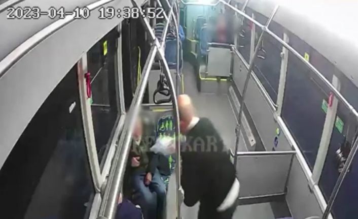 Otobüs şoföründen örnek davranış, iftara yetişemeyen yolculara yiyecek dağıttı
