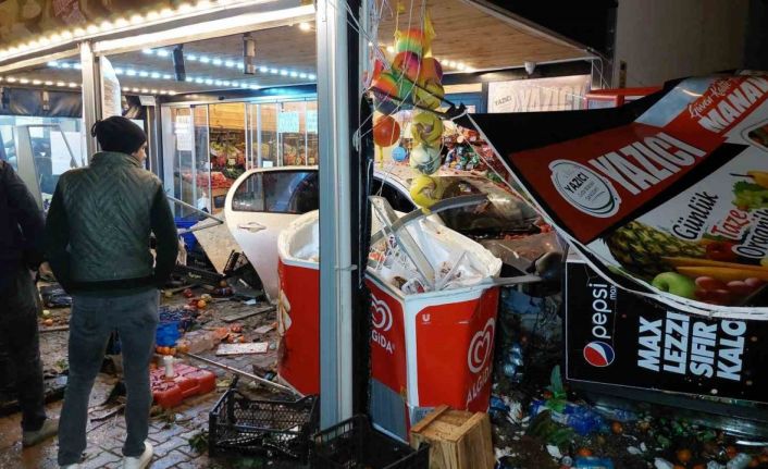 Otomobil bir dükkanın manav reyonuna böyle girdi: 1’i ağır 2 yaralı
