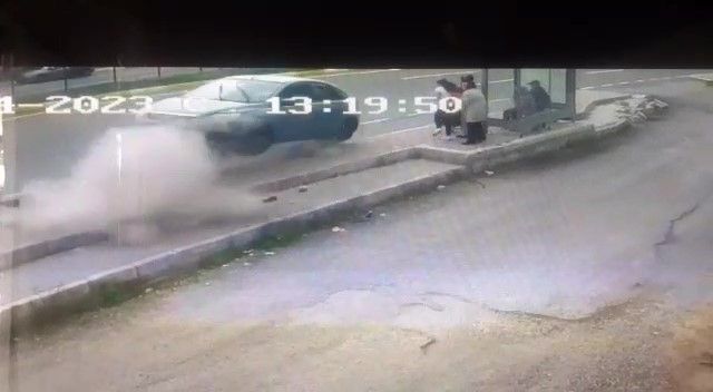 Otomobil duraktaki 5 kişiye çarptı, insanlar savruldu, dehşet anları kameraya yansıdı