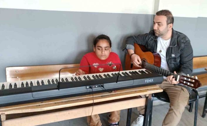 Özel eğitim öğrencisinin azmi engel tanımadı, 3 haftada piyano çalmayı başardı