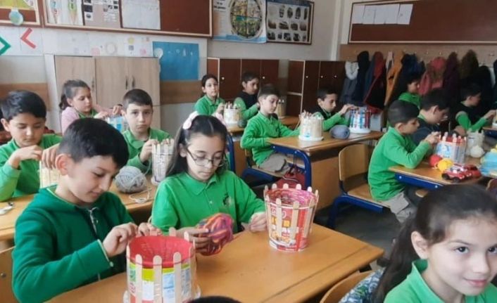 (Özel) Kalplerindeki sevgiyi ilmeklere aktarıp depremzede kardeşleri için örüyorlar