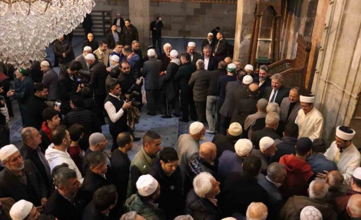 Özhaseki: “Yaklaşan seçimlerimizin okunan ezanlara ve gönderde her zaman hür bir şekilde dalgalanan bayrağımıza da hayırlı olmasını diliyorum”