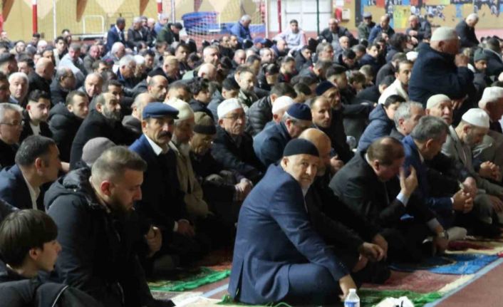 Paris’te 2 bin Müslüman bayram namazını kapalı spor salonunda kıldı