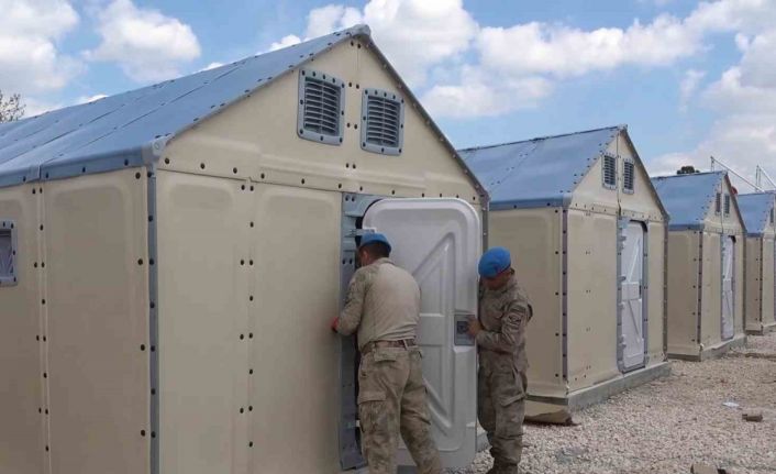 Pazarcık’ta yaşam alanları çoğalıyor: Jandarma ekipleri depremzedeler için çadır kuruyor