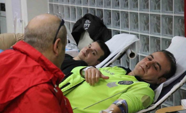 Polisler can kurtarmak için kan verdi