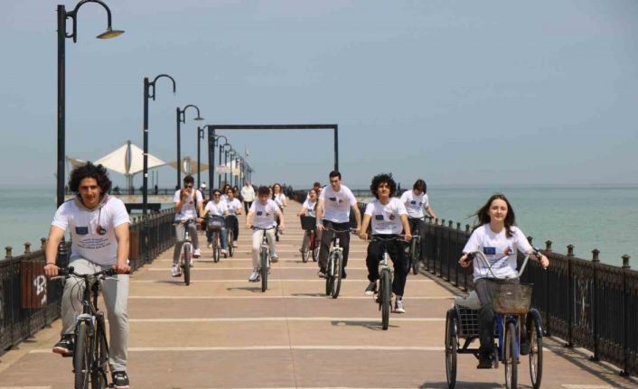 Romanyalı öğrenciler ile Türk öğrenciler, dünya mirası için el ele pedal çevirdi