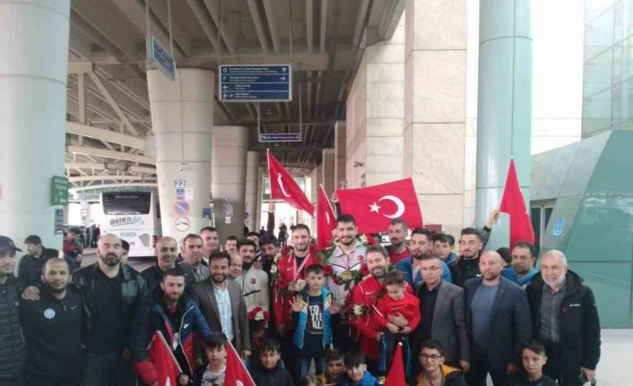 Şampiyon Taha Akgül ve Serbest Stil Güreş Milli Takımı Türkiye’ye döndü