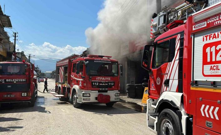 Sanayi sitesinde yangın çıktı: 2 dükkan ve otomobil kullanılamaz hale geldi