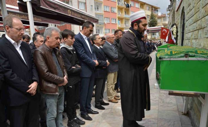 Şarampole uçan işçi servisinde hayatını kaybeden 2 kişi son yolculuğuna uğurlandı