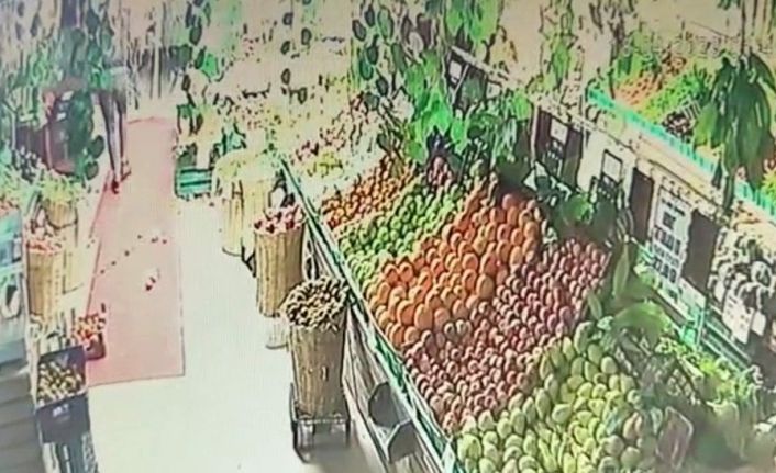 Sarıyer’de bir marketten 40 bin lira değerinde ürün çalan şahıslar kamerada