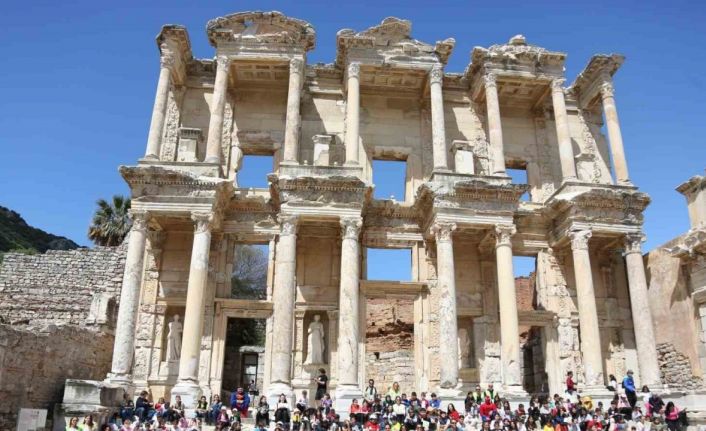Selçuklu çocuklardan antik kentte barış mesajı