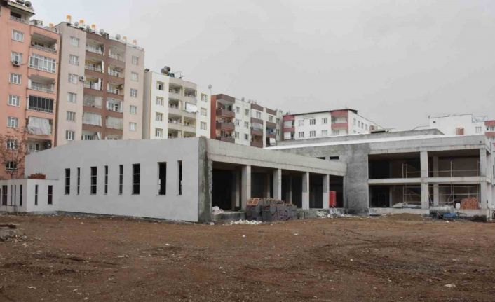 Siirt Belediyesi’nin kente kazandırdığı çok amaçlı spor salonu bitme aşamasına geldi